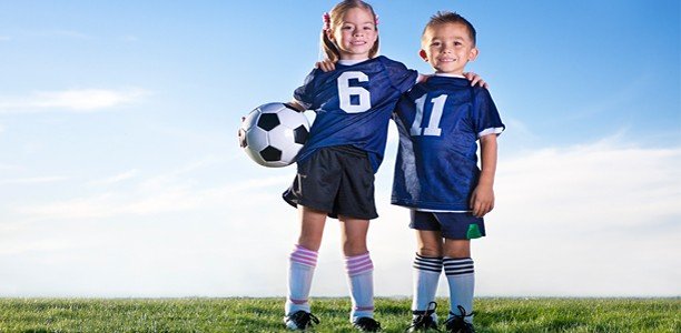copiii joaca sport fotbal
