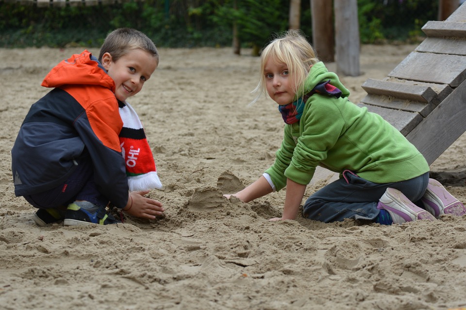 copii care se joaca in nisip