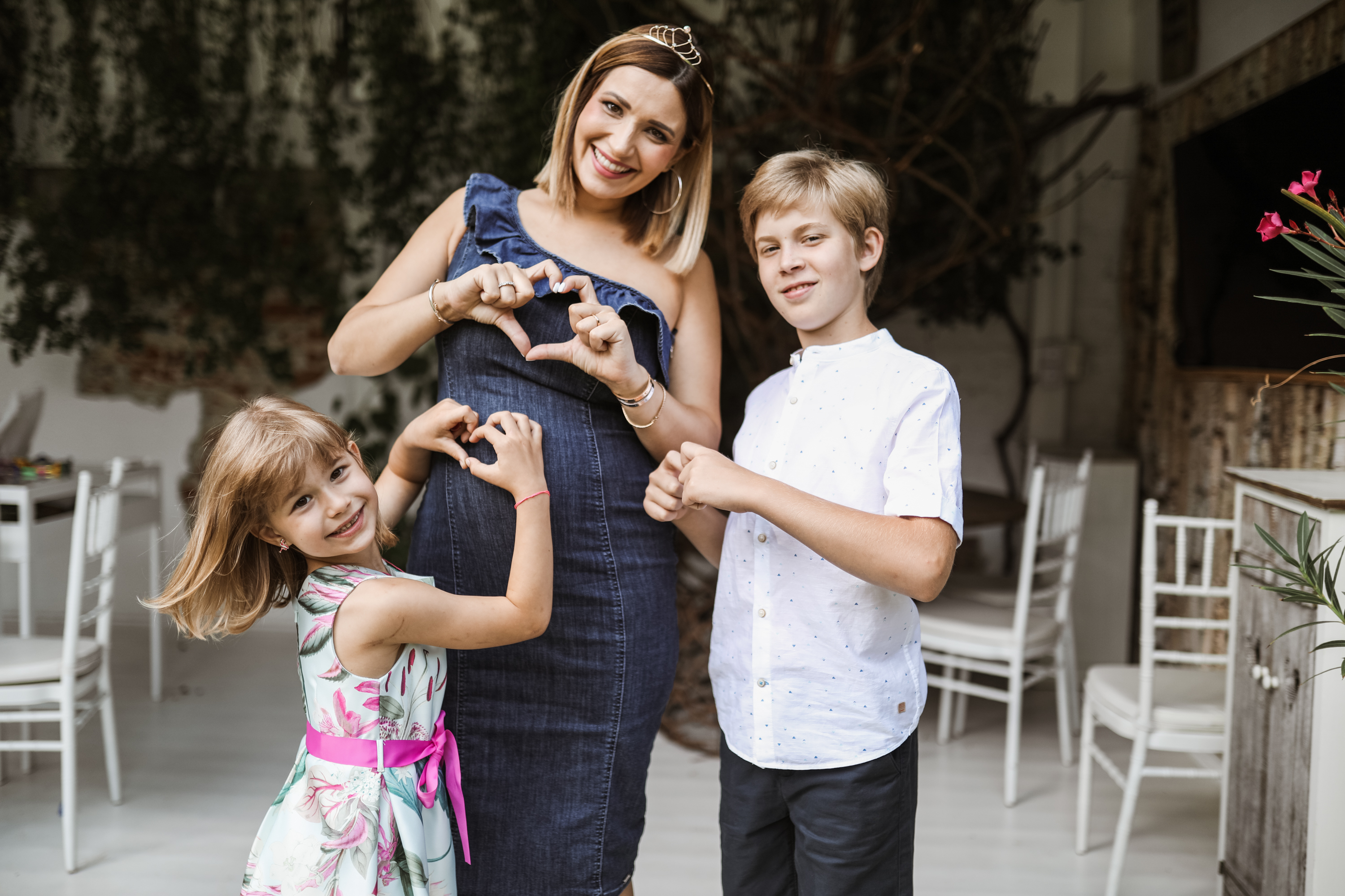 Ela Crăciun, însărcinată cu cel de-al treilea copil, alături de fiul ei, Alex, și fiica ei, Alesia