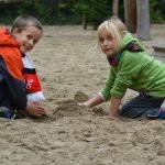 copii care se joaca in nisip